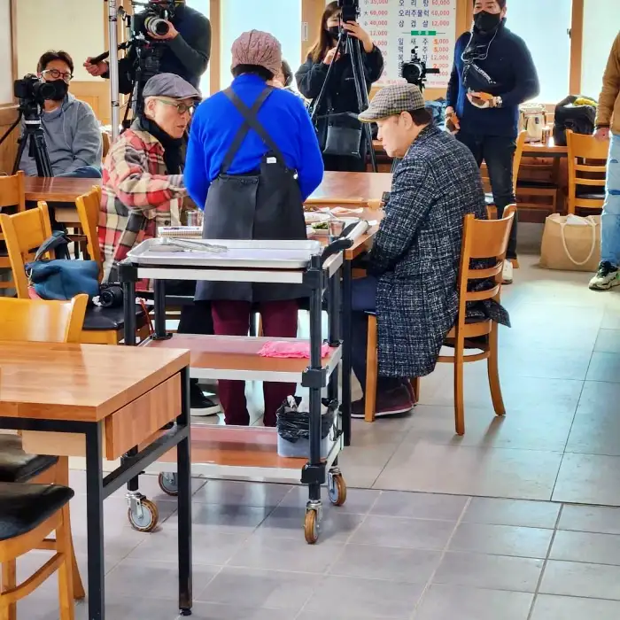 식객 허영만 백반기행 진도 초평항 솔비치 참기름 살짝 버무린 낙지 탕탕이 파 뿌리 숙회 맛집