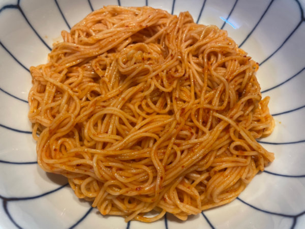 면기에 양념된 소면 옮겨 담기