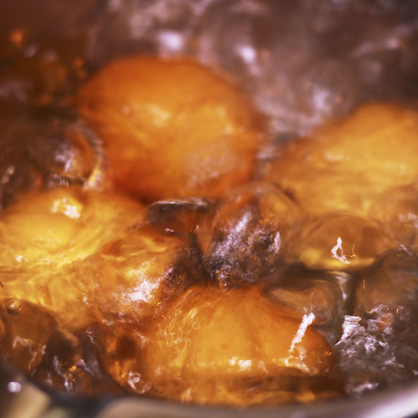 끓는 물에 달걀 삶기