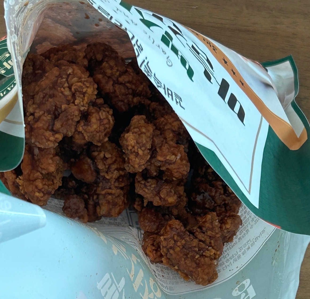 포장지를 뜯으면 닭강정이 바로 들어있습니다