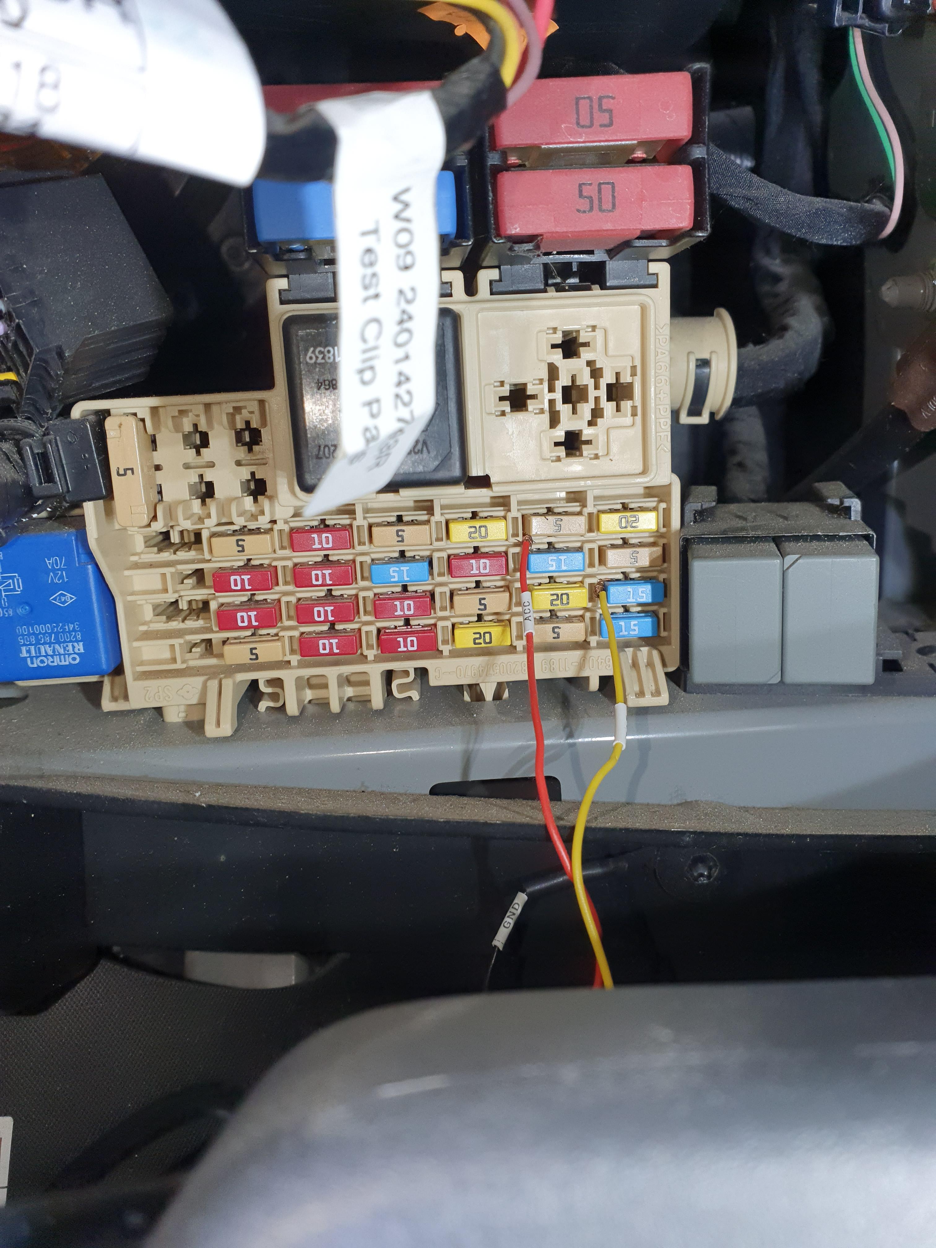 acc선(빨간색선)은 시거잭 휴즈에, b+(노란색선)은 라디오 휴즈에 연결!