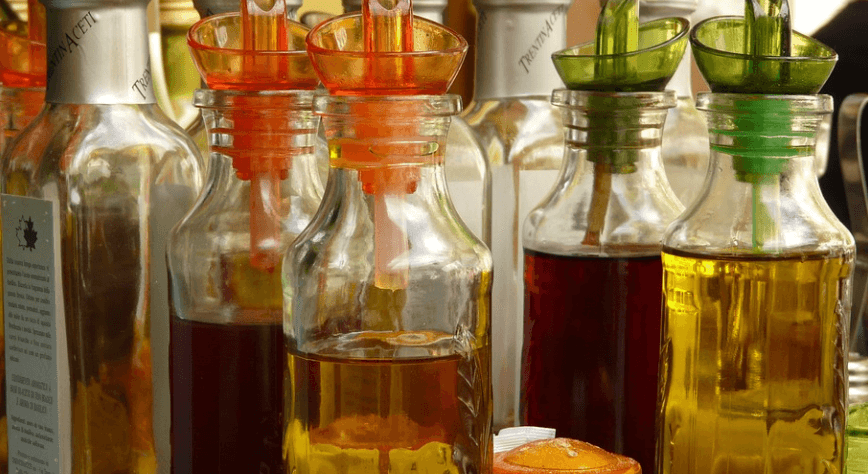 식초를 포함한 여러개의 향신료가 담긴 병들