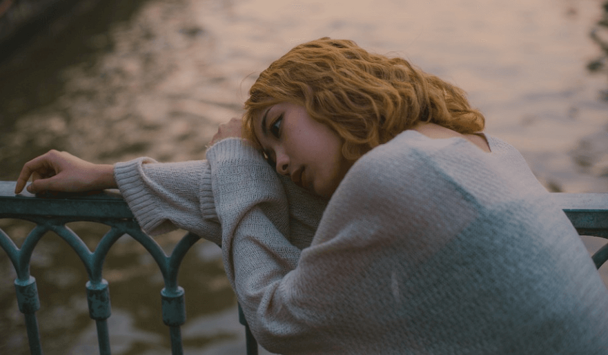 비타민 부족 증상으로 우울감을 느끼고 있는 여자