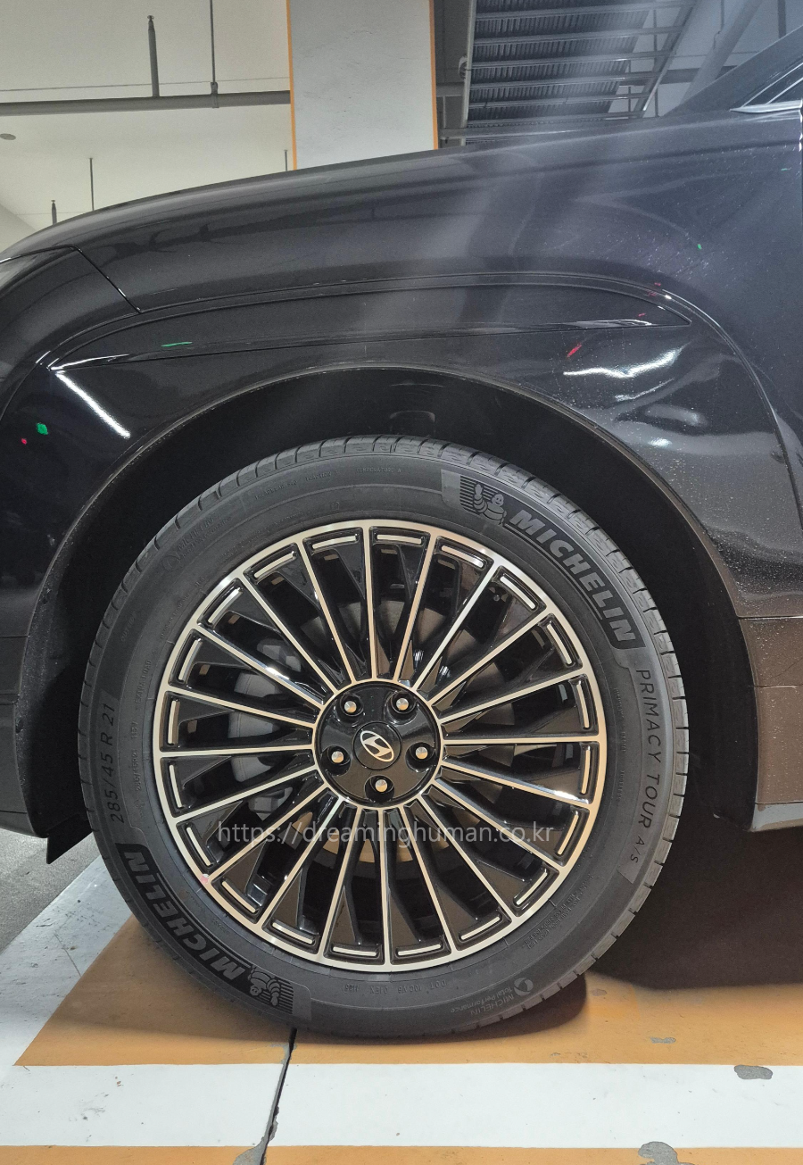 아이오닉9 21인치 휠 (Ioniq 9 21-inch wheels), 세련된 디자인과 고급스러운 외관