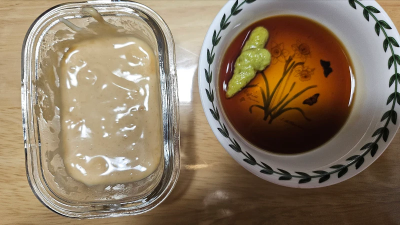 밀푀유나베-왼쪽은 땅콩소스-오른쪽은 와사비간장소스