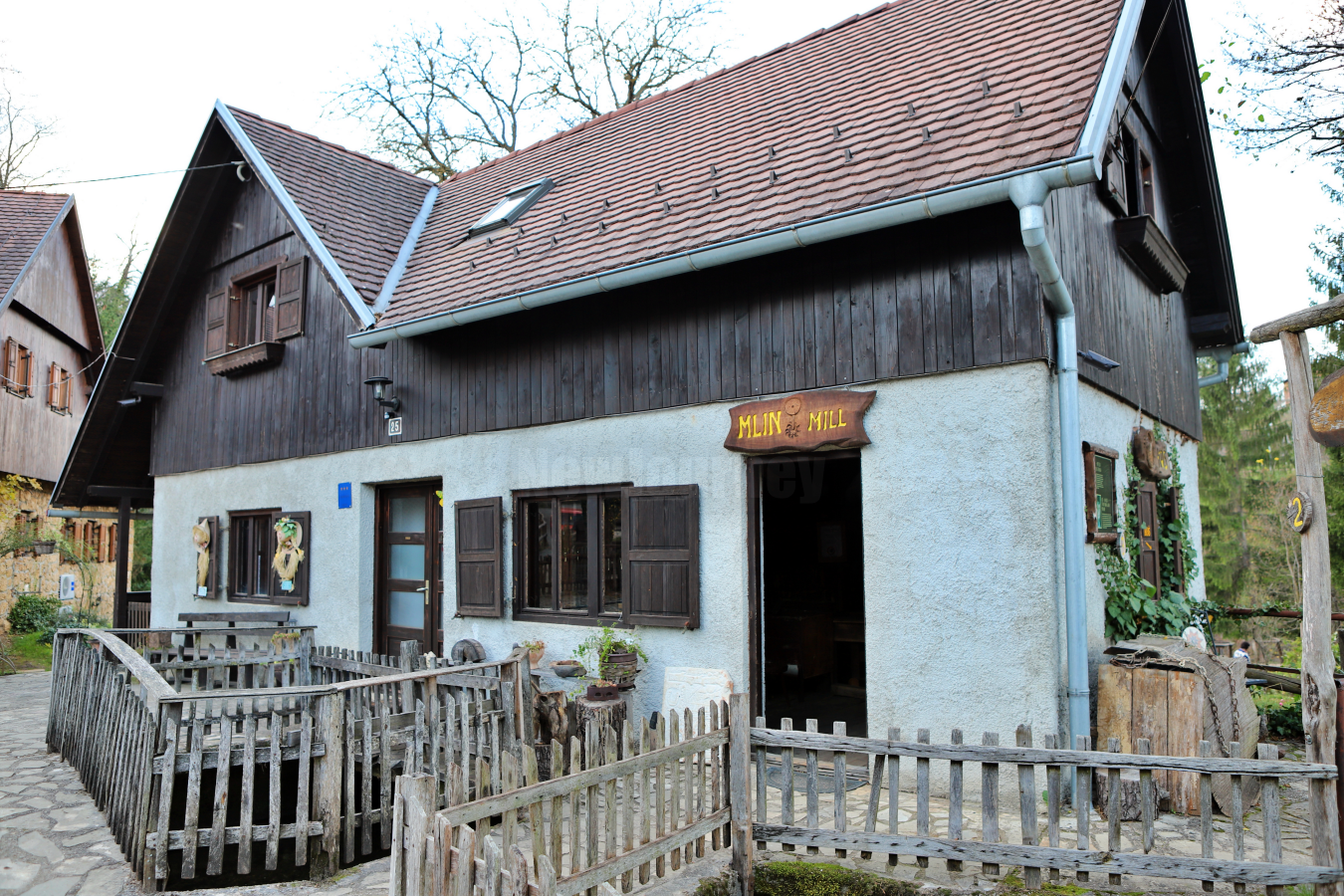 크로아티아 라스토케의 전통 목조 방앗간 외관 전경 - Traditional Old Watermill House (Mlin) in Rastoke