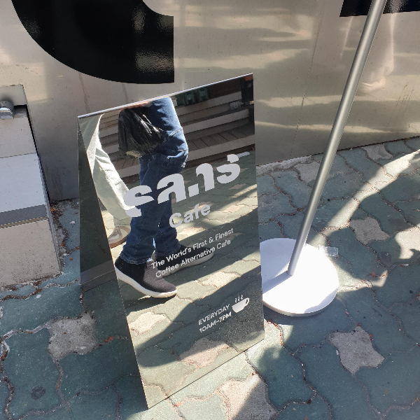 산스 커피(SANS COFFEE), 익선동 카페에서 만난 대체 커피 _실버 입간판에 비친 청바지