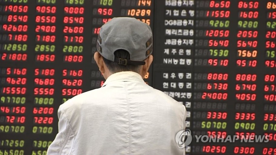 30대 남성이 주식 전광판을 바라보고 있는 모습
