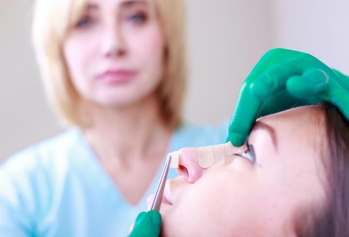 코에-밴드를-붙인-여성