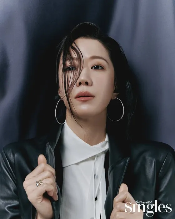 멋진 포즈를 취하고 있는 배우 전혜진