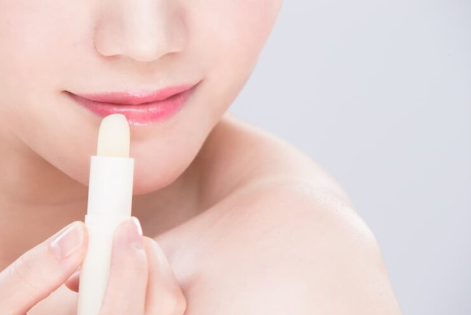 입술을 벌리고 있다.