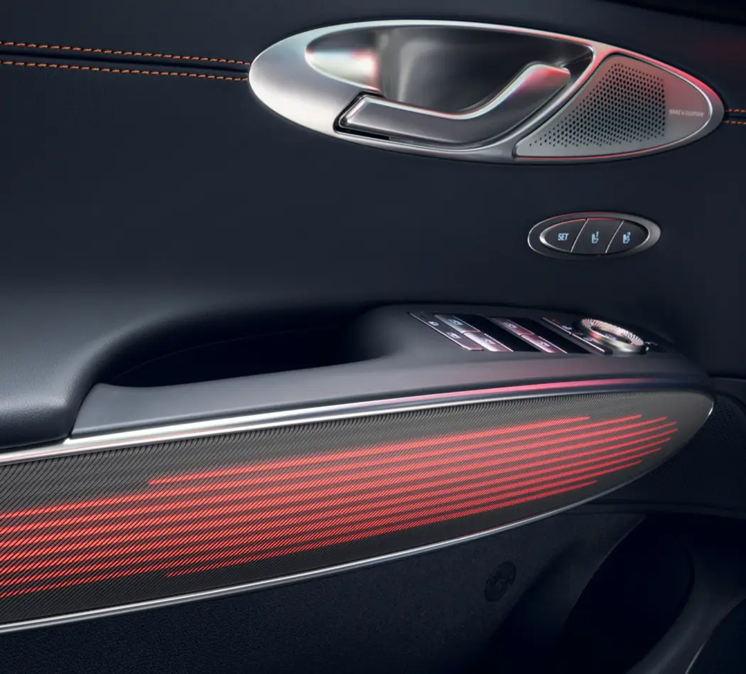 검은 문 붉은색 줄이 들어온 차량 실내 손잡이