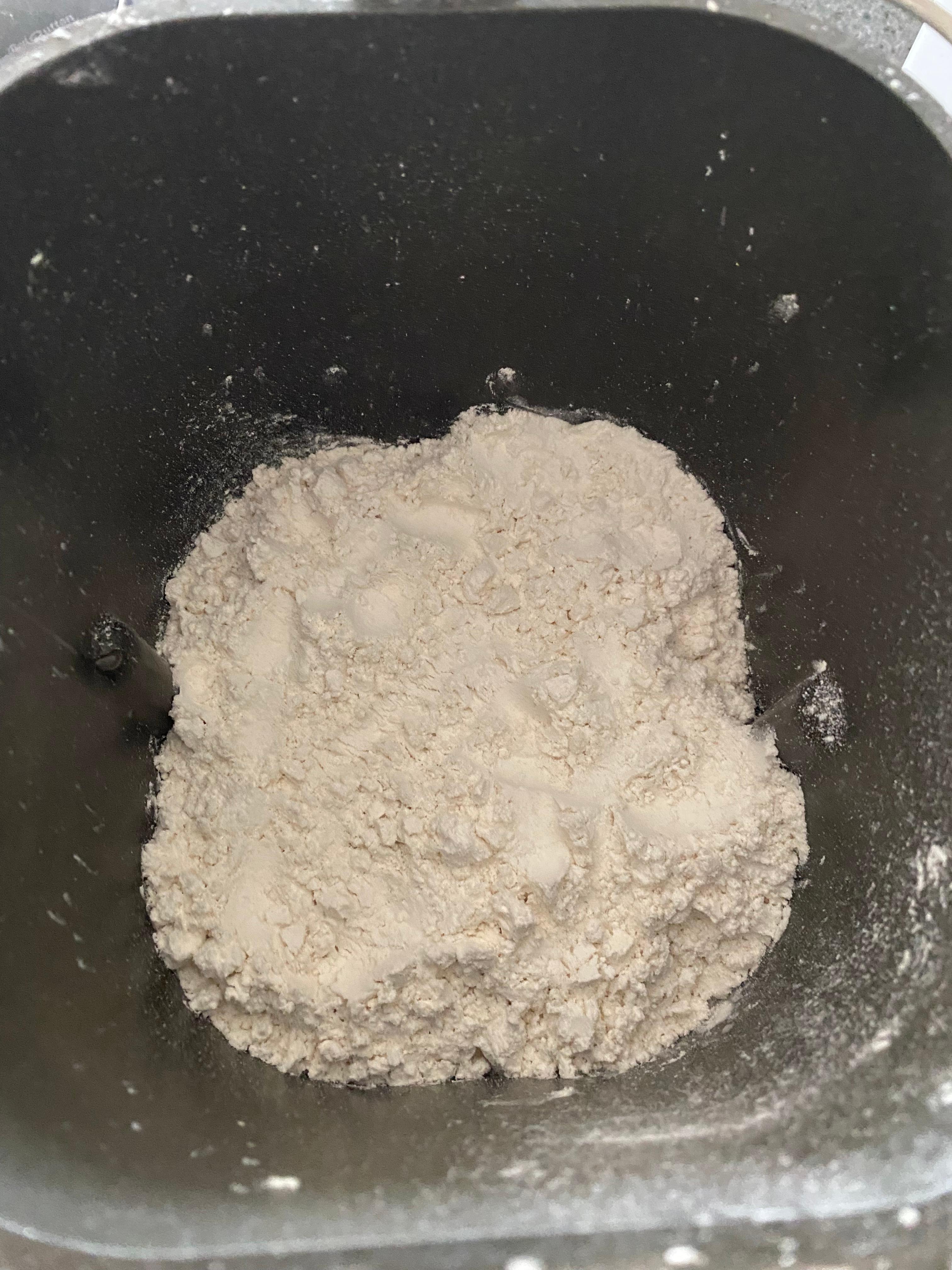 제빵통에 밀가루 넣은모습