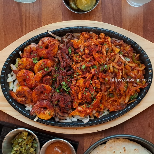 파히타가 접시에 놓여 있습니다.