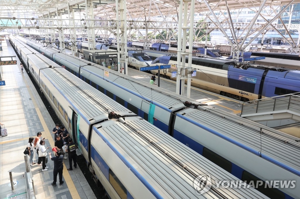 멈춰 선 열차&hellip;주말 여행객 '분통'