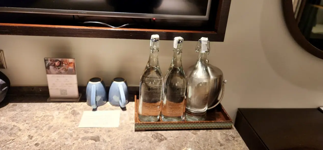 물과,컵,안내표가-있는사진