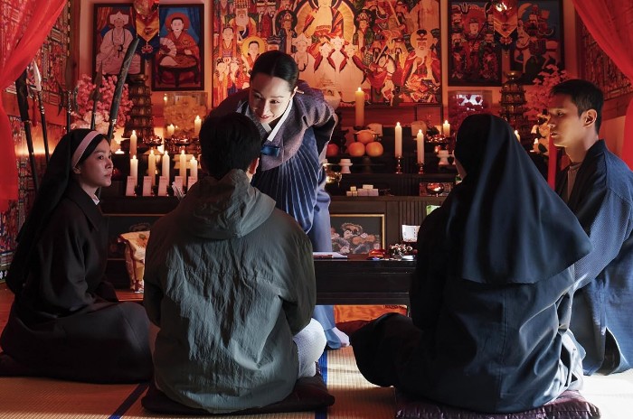 [오컬트 영화 다시보기 추천] 검은 사제들 스핀오프이자 후속작 검은 수녀들 줄거리 등장인물 후기 리뷰 및 비교