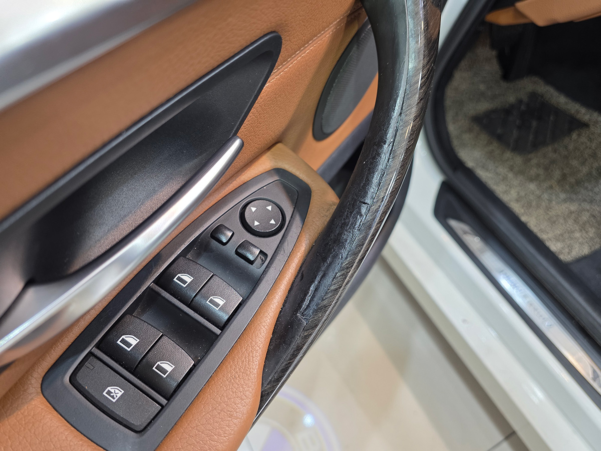 bmw 3시리즈 손잡이 교체 전