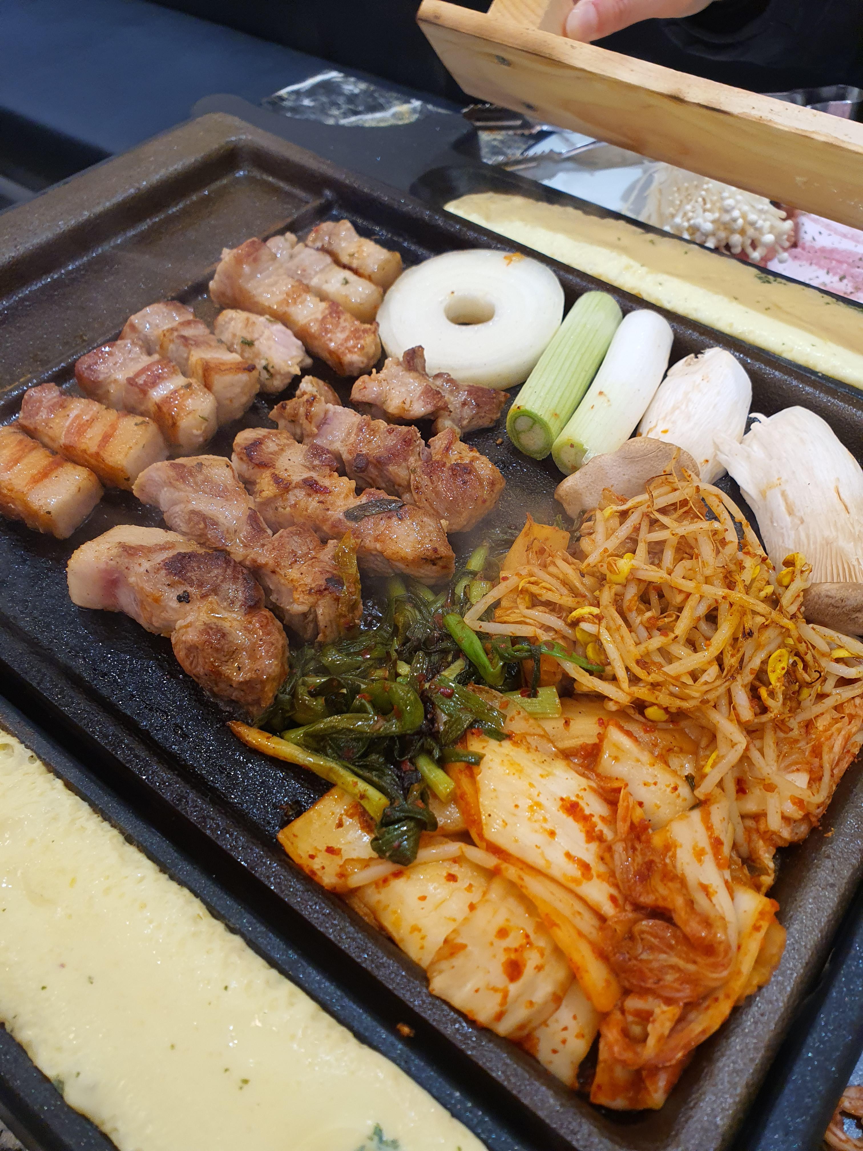 맛있게 구워지고 있는 고기