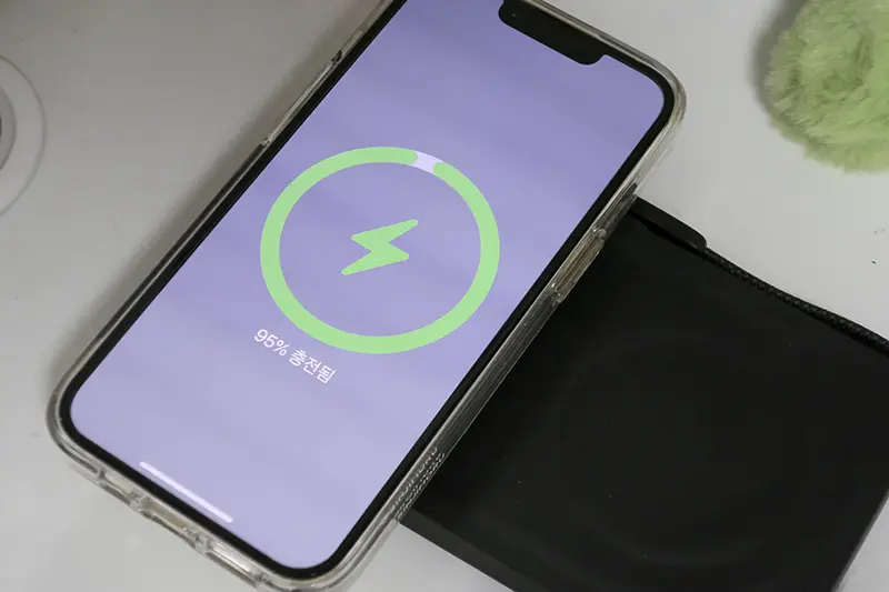 벨킨 부스트차지 충전패드를 이용해 충전중인 아이폰 14