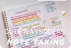 수집 수첩에 흩어진 아이디어를 메모하고 이를 기획안으로 연결하는 창의적인 작업 모습. 파편화된 생각들이 하나의 논리적인 구조로 모이는 과정을 시각화함.