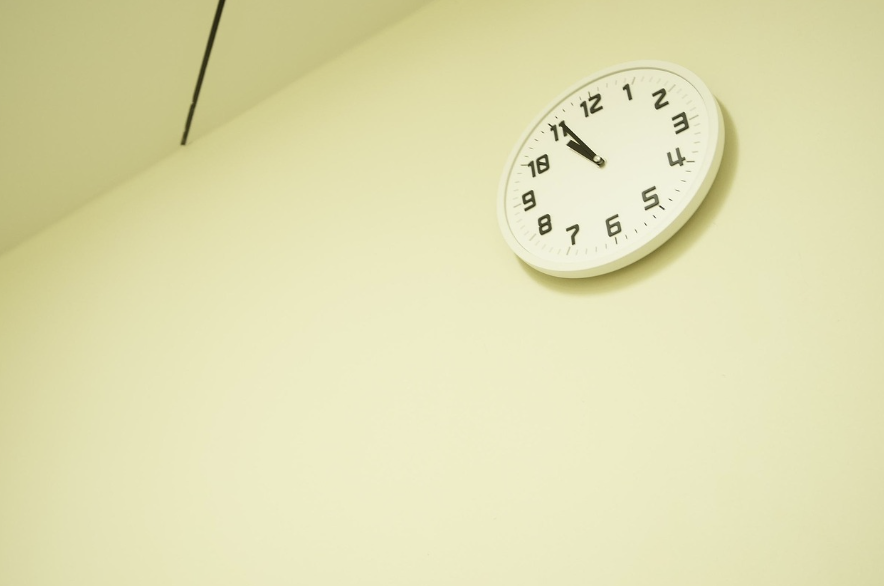 직장에서 야근을 하는 이미지