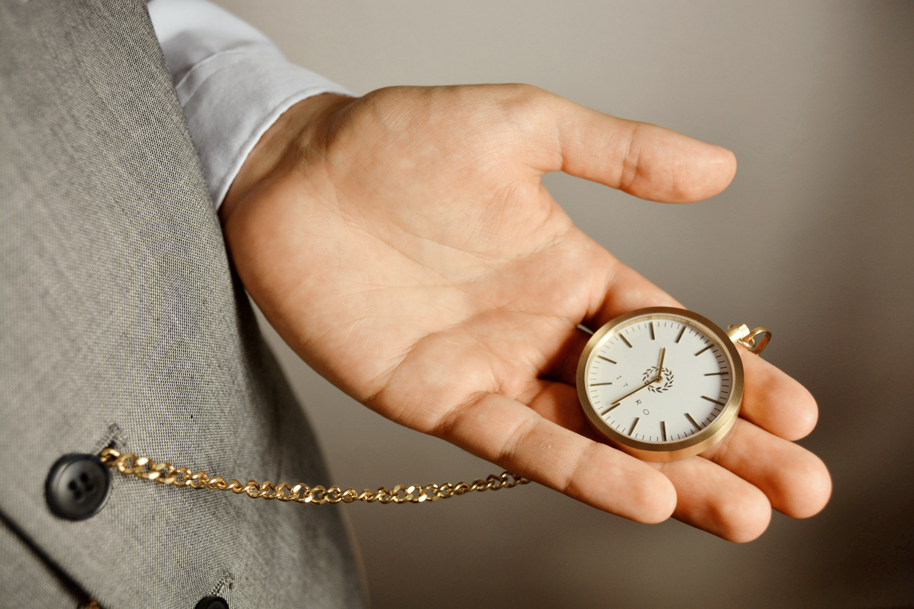 손 위에 놓인 시계와 돈, 시간과 경제적 사고를 상징하는 이미지