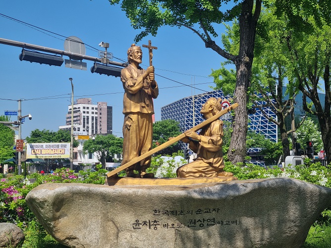 한국 최초의 순교자, 복자 윤지충 바오로와 권상연 야고보는 전동성당 자리에서 순교를 하였습니다.