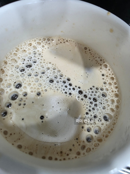 스타벅스 머그컵에 가득 담긴 풍부한 커피 크레마