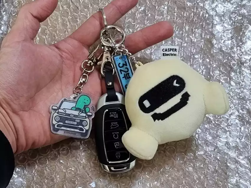 캐스퍼 인형 키링을 제 차 스마트 키 고리에 달아준 모습입니다.