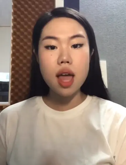 싱어게인3- 흰색 면티를 입고 긴머리를 늘어뜨리고 노래하는 46호