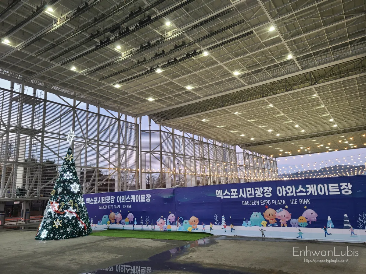 불켜진-대형트리와-전등-파란색-현수막에-엑스포시민광장-야외스케이트장-이라고-써진