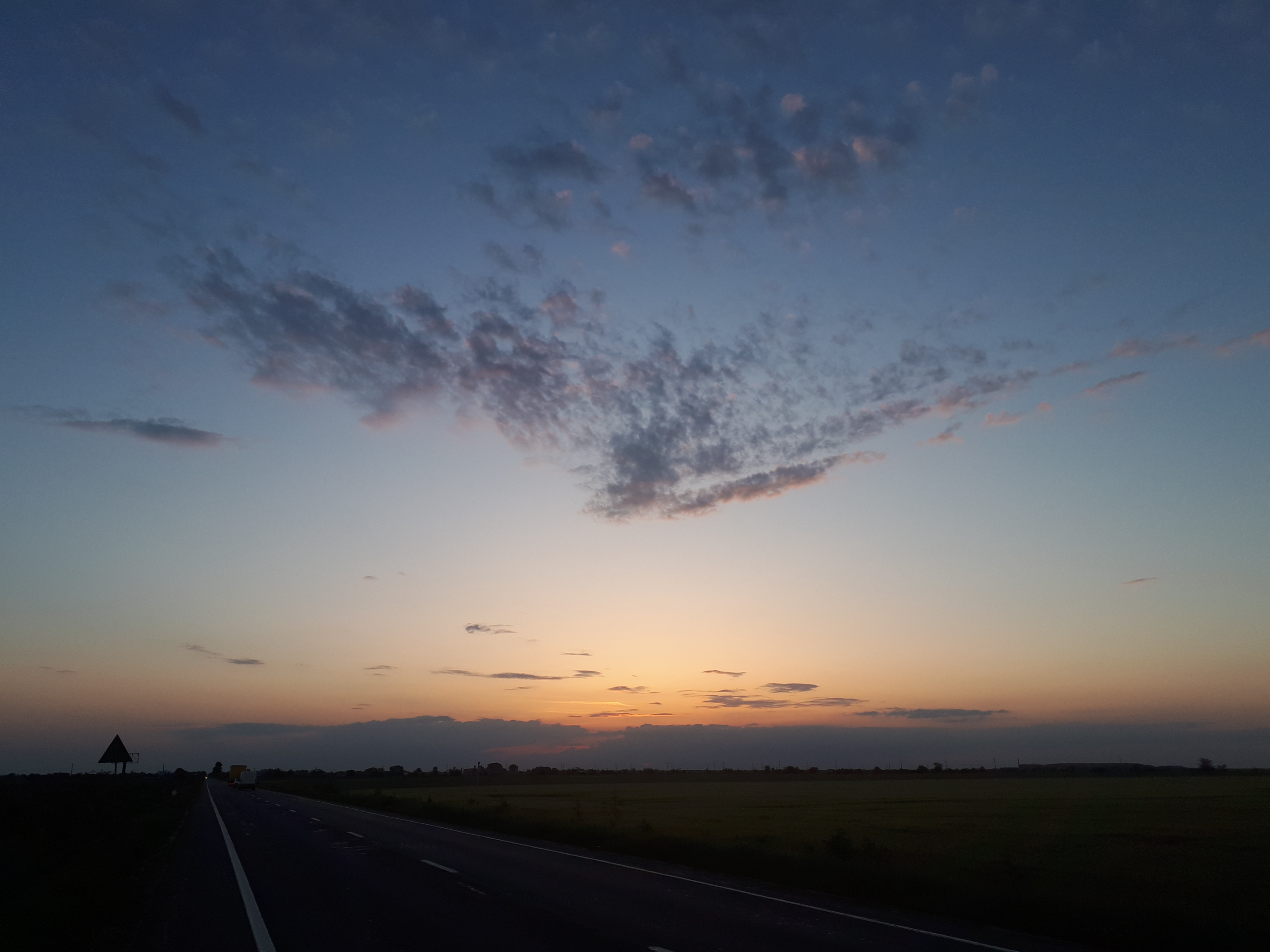 루마니아 슬로보지아 해 질 녘 평원