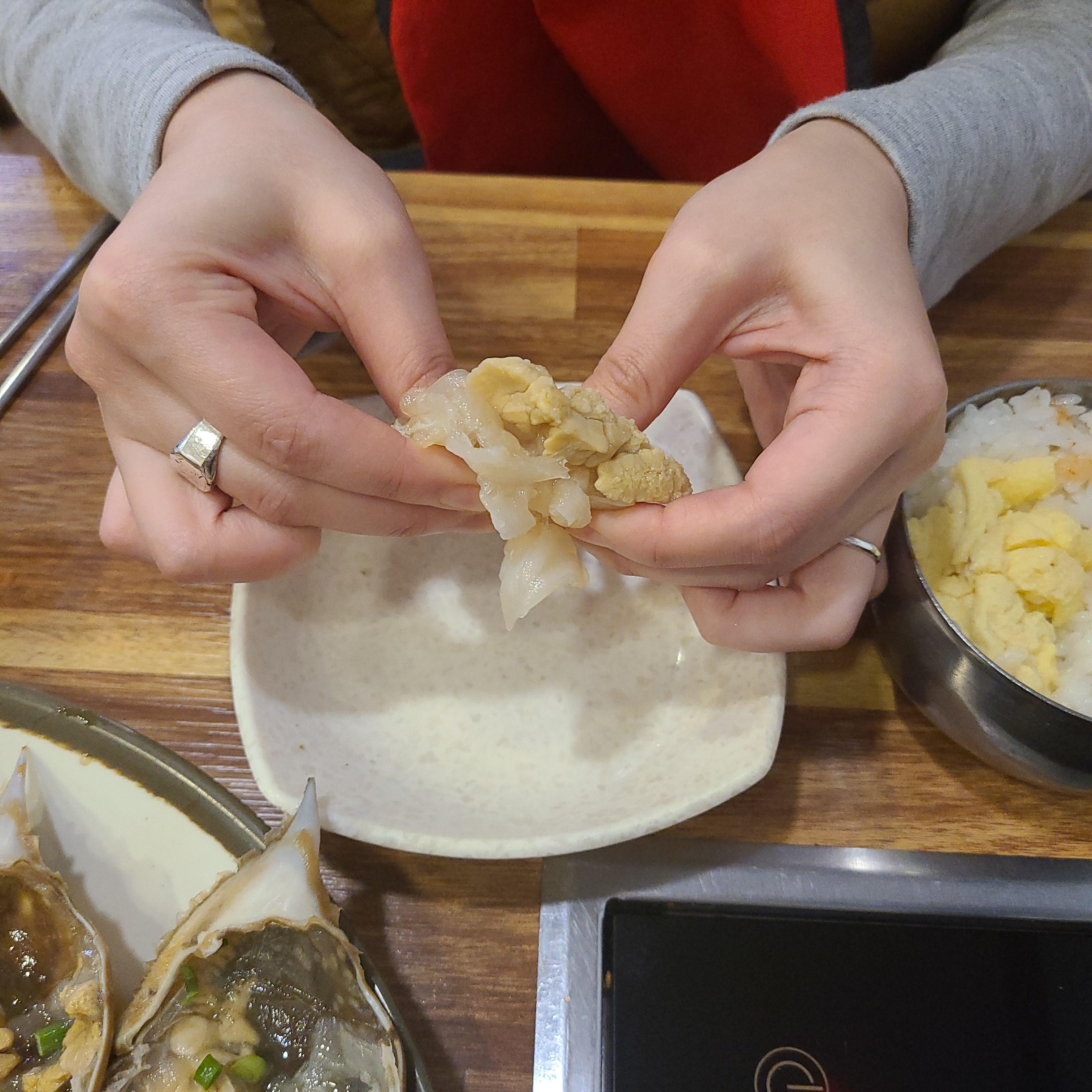 how to eat soy sauce marinated crab and spicy marinated crab2