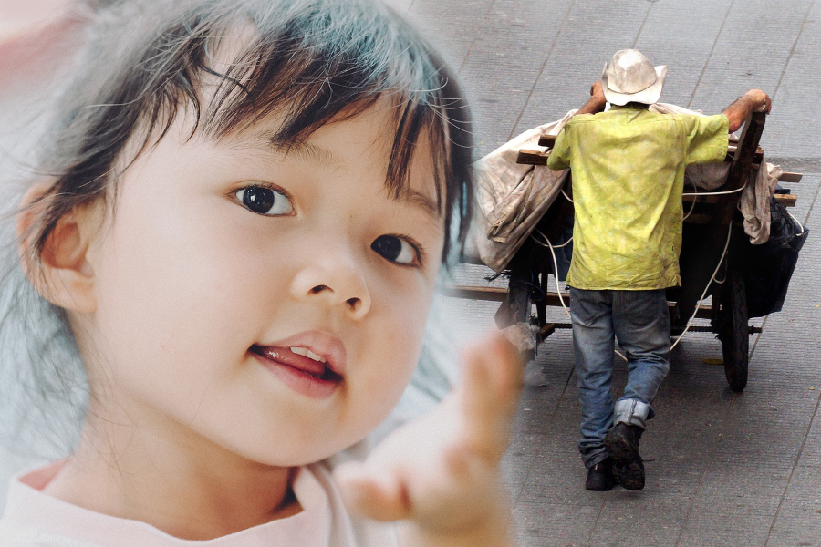 어린이가 리어카를 끌고가는 사람을 보고있는 모습