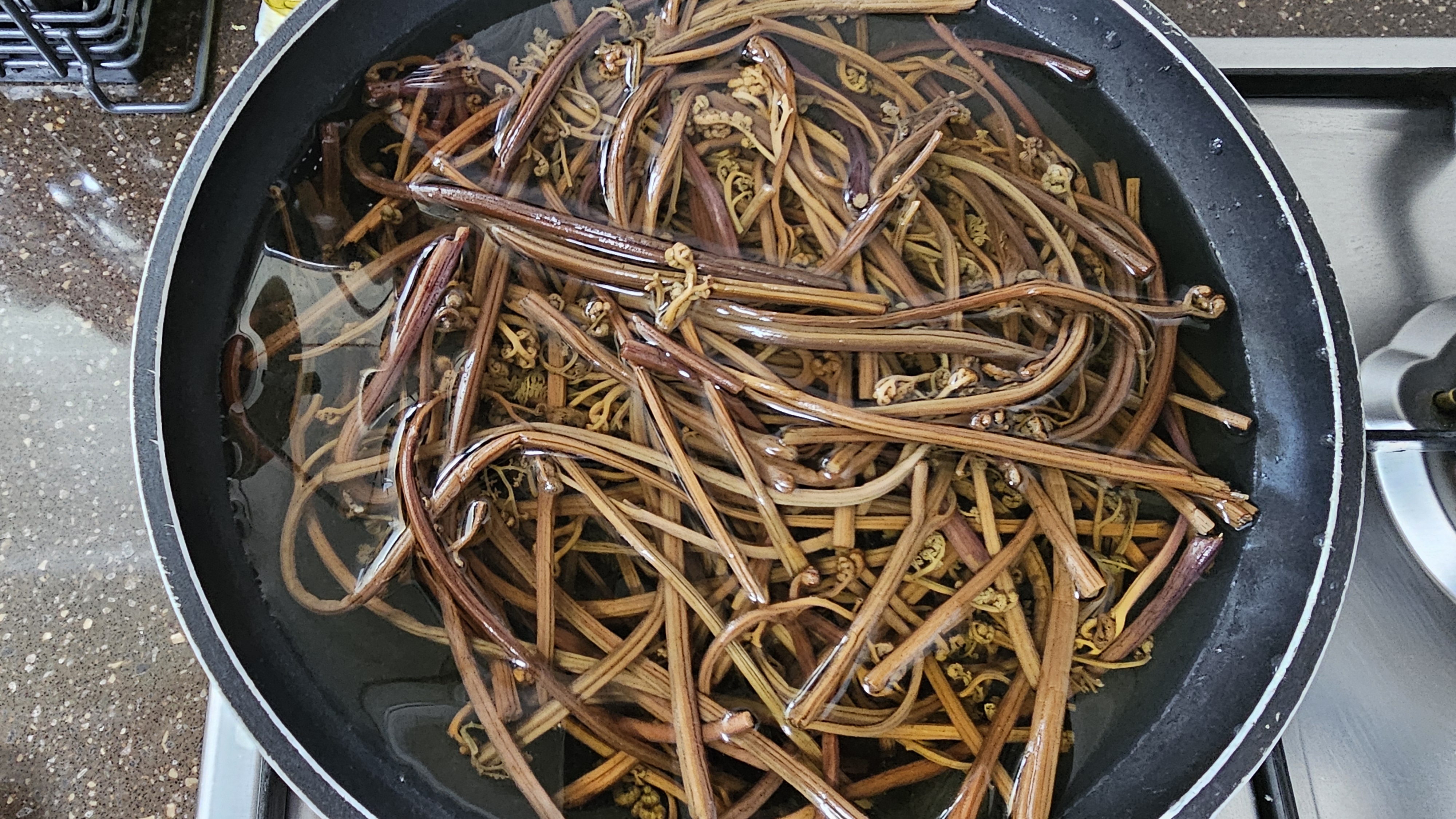 잘 삶아서 통통하고 부드러워진 건고사리