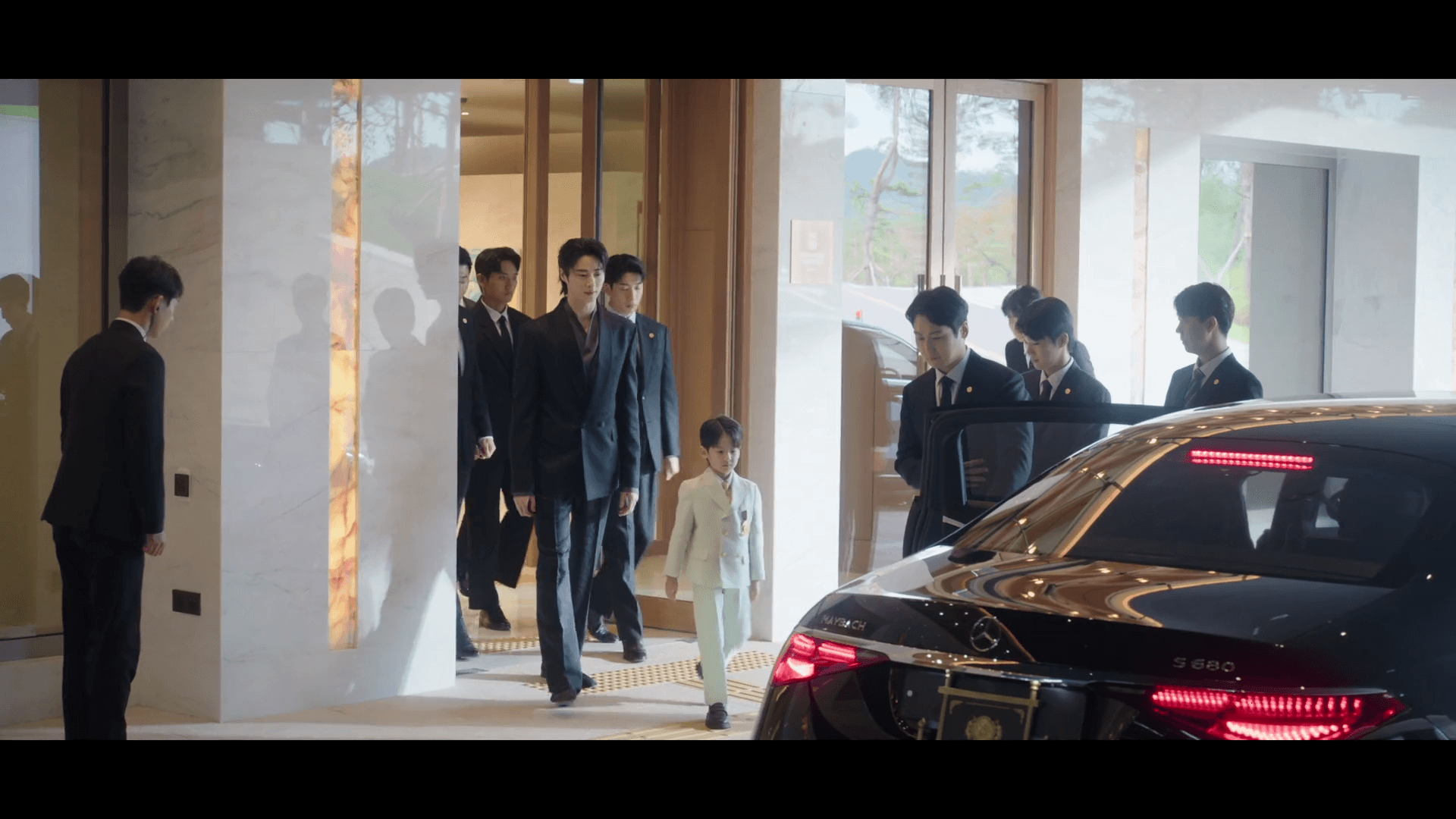21세기-대군부인-아이유-성희주-벤츠-마이바흐-S680