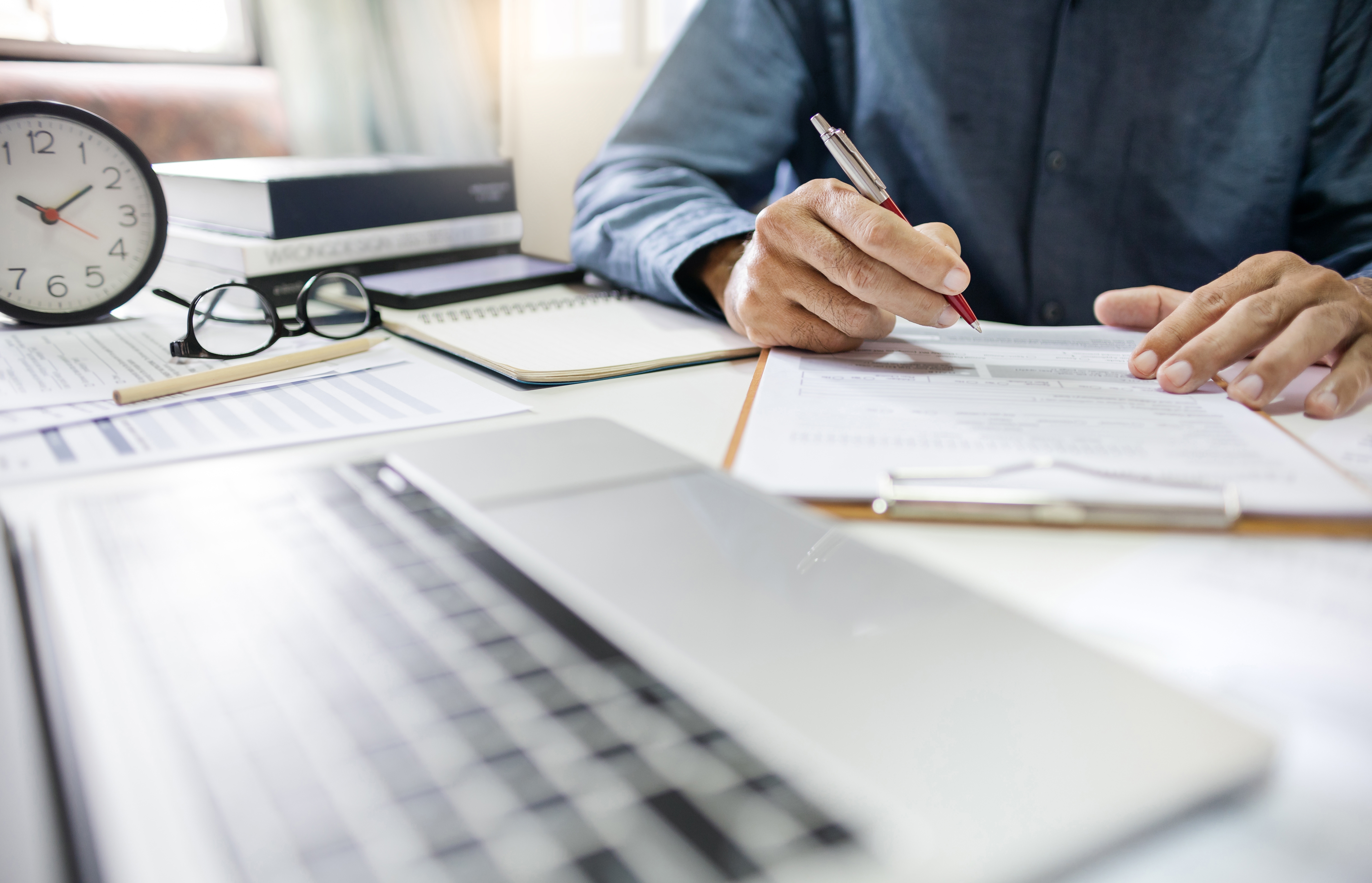 인건비 세무 처리를 위한 계약서와 비용 증빙 서류를 검토 중인 사업자