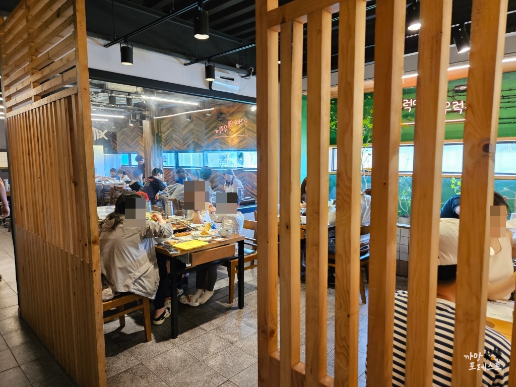 중문 고집돌우럭 1층 내부