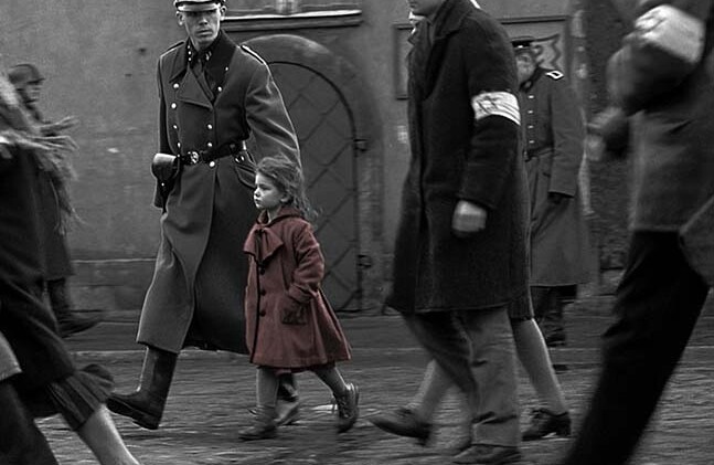 카메라는 늘 약간 떨어진 위치에서 빨간 코트를 따라가며, 목격자 시점을 선명하게 유지합니다. 직접 개입이 아닌 ‘보고도 못 본 척하는’ 도시의 눈, 권력의 눈, 관객의 눈이 겹쳐지는데 그 간극이 죄책과 책임의 질문을 끌어올리죠. 소녀가 다시 등장하는 뒤편 장면은 상징의 비극적 종결을 통해 “이해” 대신 “기억”을 강제하는 기능을 합니다.