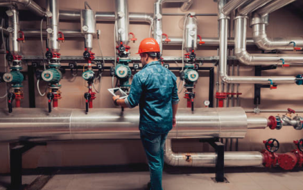 가스 관리자가 밸브를 점검하고 있는 사진