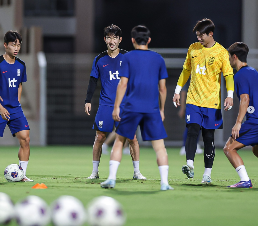 오만전 무료 중계 보기와 관련하여 경기를 앞두고 훈련하며 웃고 있는 국가대표 선수들
