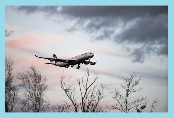 노을진-하늘-위-비행기