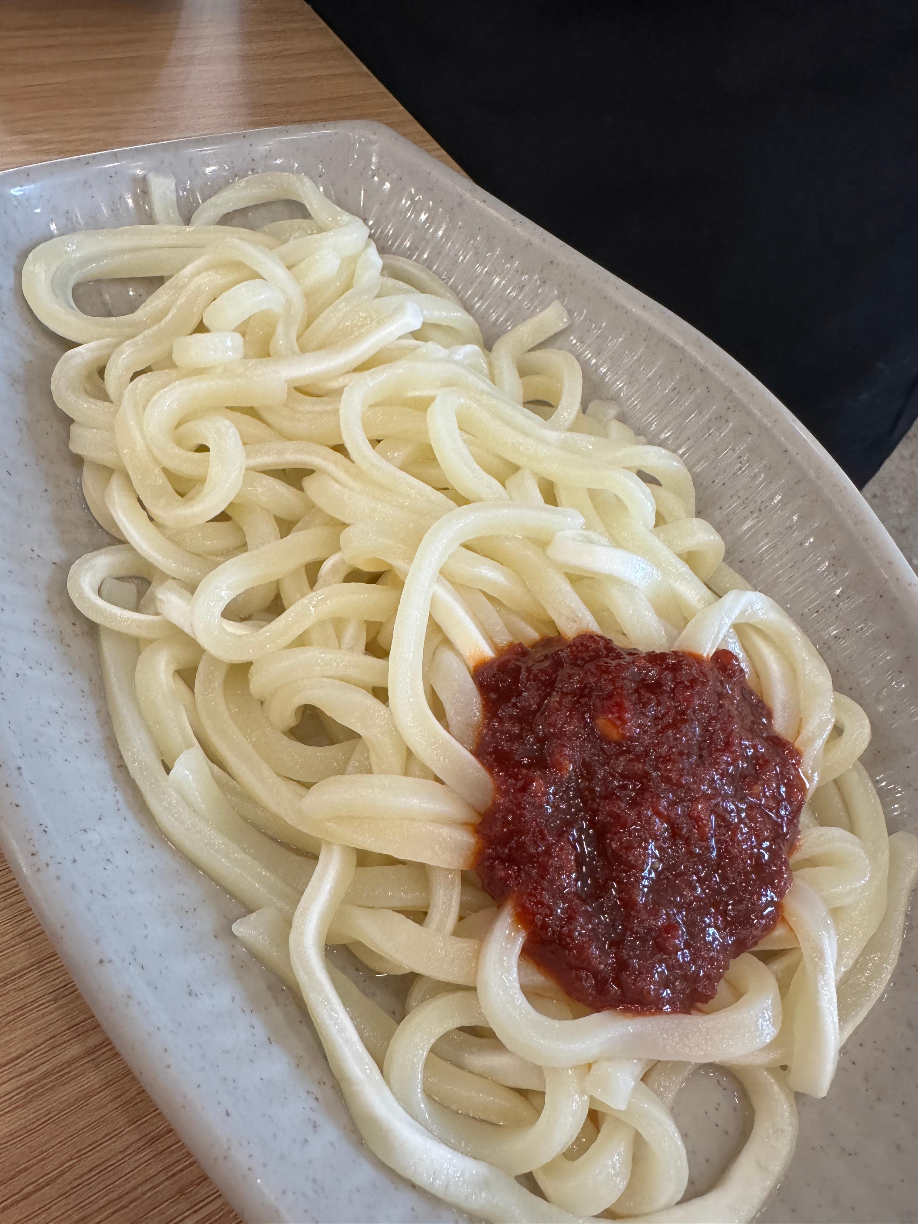 하얀 우동사리 위에 고추장 양념이 듬뿍 얹혀진 모습. 