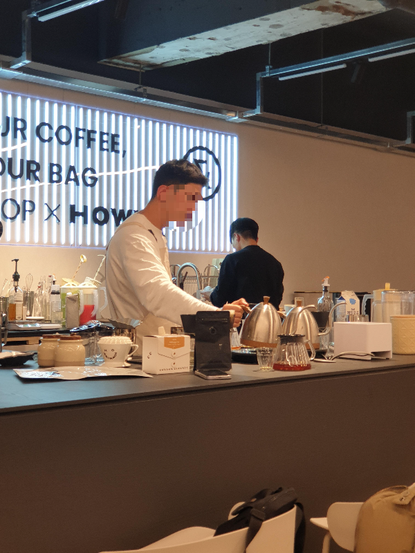 추출 공간에 있는 바리스타와 직원. 직원은 설거지만 했다.