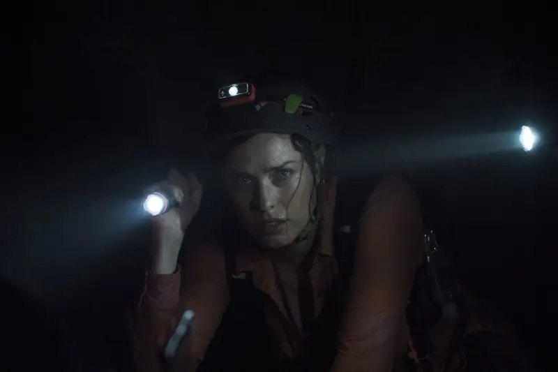 젠을 연기하는 제시카 맥나미