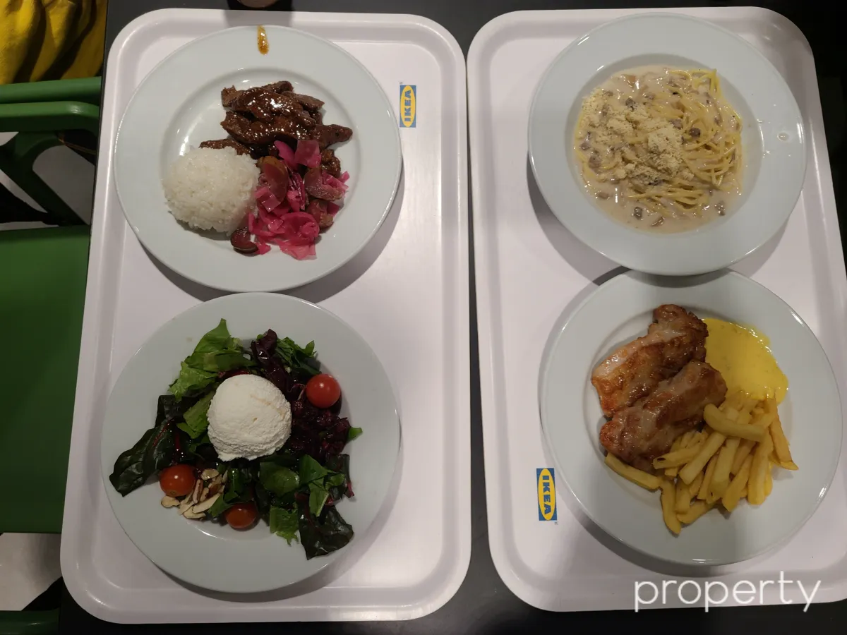 왼쪽위에-플랜트숯불갈비-밥과양념된고기와피클-왼쪽아래-리코타치즈샐러드-오른쪽위에-크림파스타-왼쪽아래-소금구이닭고기스테이크-구워진닭고기와감자튀김허니머스타드소스