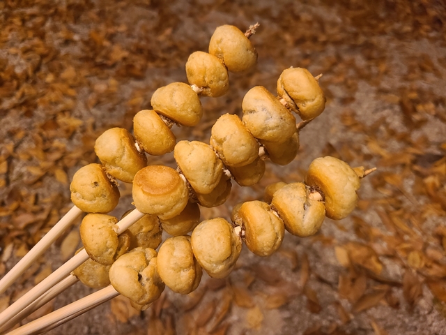 기다란 꼬치에 꽃아 놓은 홈런볼