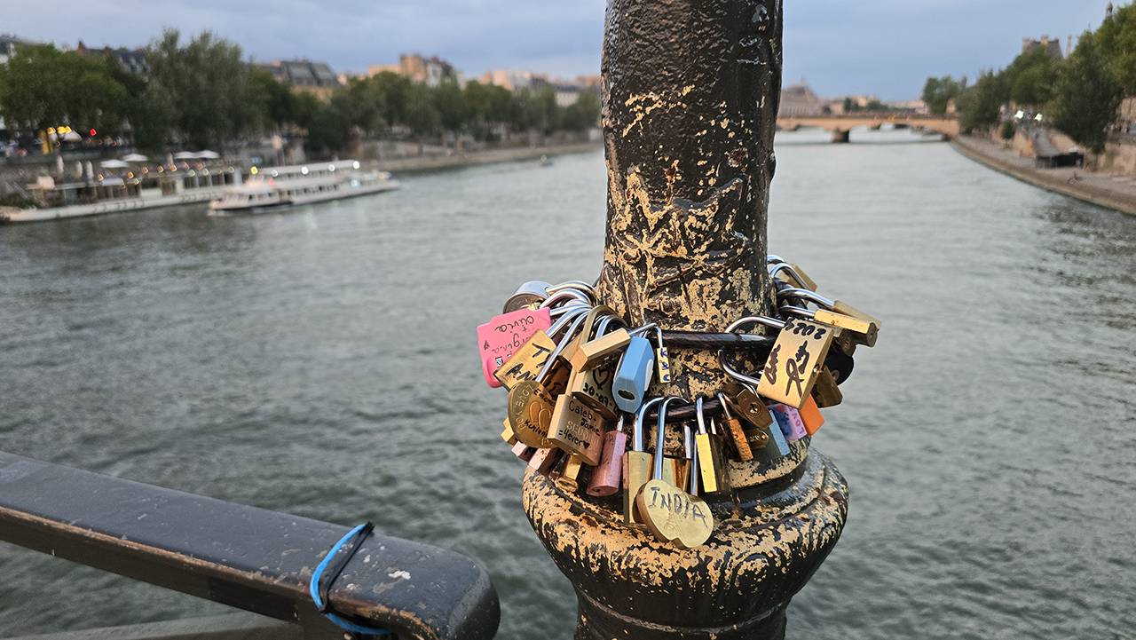 파리 센강 퐁데자르(Pont des Arts) 다리의 좌물쇠