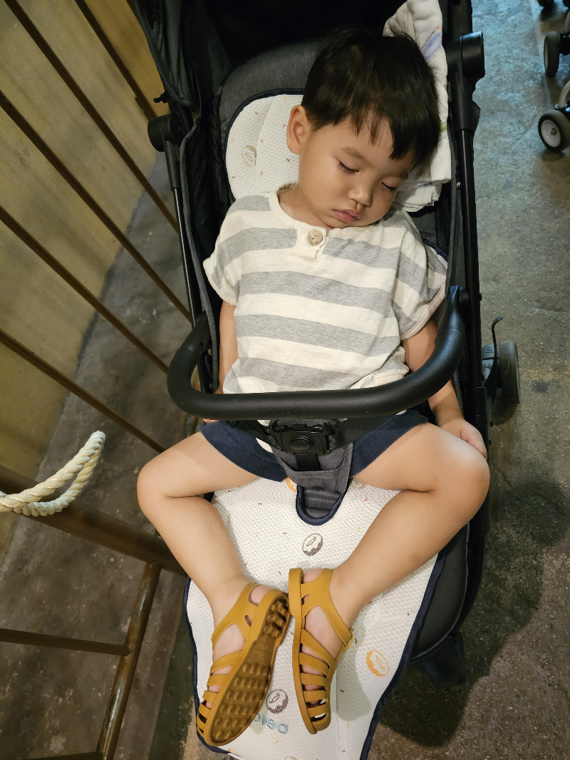 때 맞춰 잠든 아기